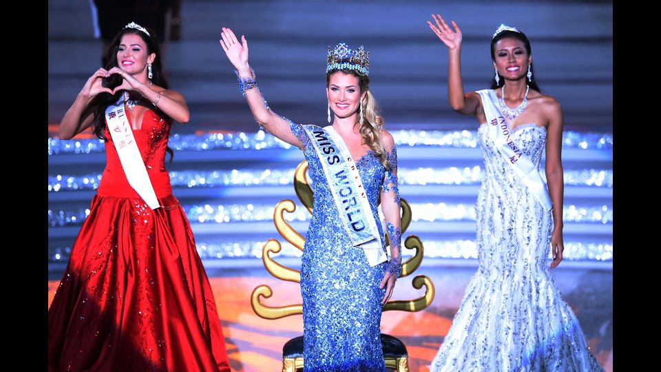 Al centro Mireia Lalaguna, Spagna; a sinistra Miss Russia, Sofia Nikitchuk; a destra Miss Indonesia, Maria Harfanti (afp)&nbsp;