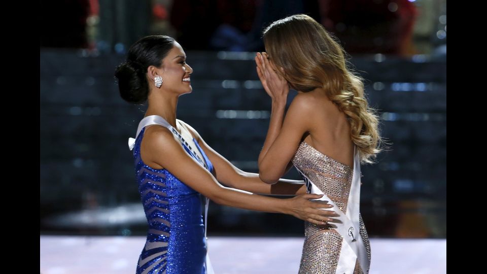 Pia Alonzo si congratula ed abbraccia Ariadna Gutierrez, commossa ed emozionata dopo il primo annuncio che la proclamava reginetta del concorso