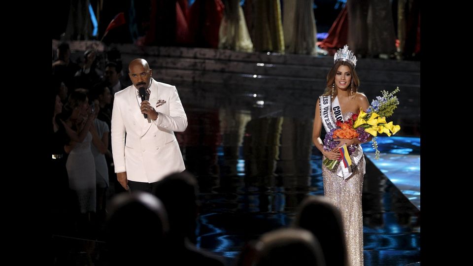 &nbsp;Ariadna Gutierrez con Steve Harvey