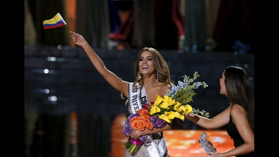 &nbsp;Miss Colombia Ariadna Gutierrez &nbsp;festeggia la vittoria sventolando la bandiera della Colombia&nbsp;