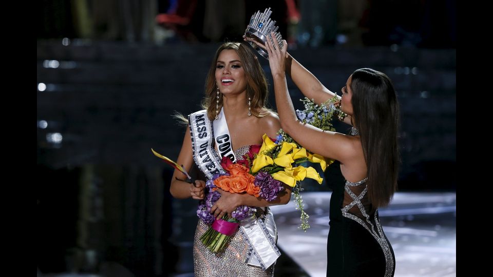 &nbsp;Ariadna Gutierrez riceve la corona da Paulina Vega, Miss Universo 2014&nbsp;