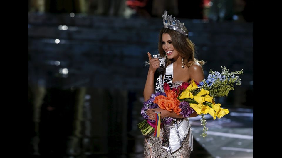 &nbsp;Miss Colombia saluta il pubblico alzando il pollice in segno di vittoria&nbsp;