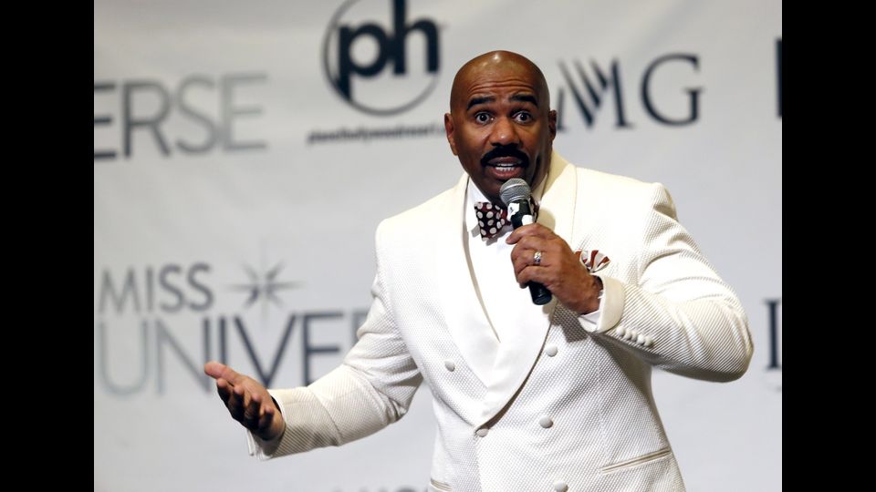 &nbsp;Dopo l'incoronazione di Miss. Colombia Ariadna Gutierrez, Steve Harvey si scusa con il pubblico e con i giornalisti spiegando di aver letto male la scheda: la vera reginetta di Miss Universo 2015 &egrave; Miss Filippine