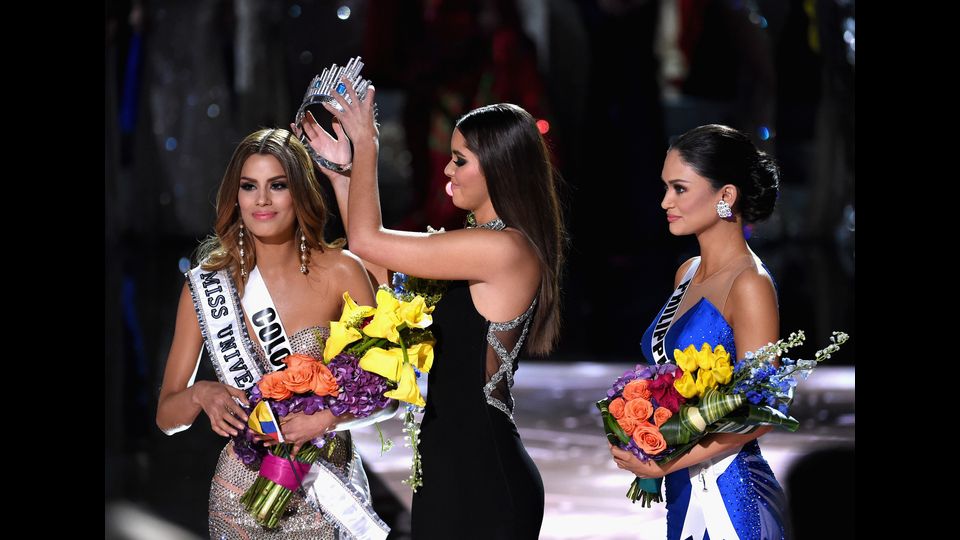 &nbsp;Paulina Vega &nbsp;rimuove la corona ad Ariadna Gutierrez