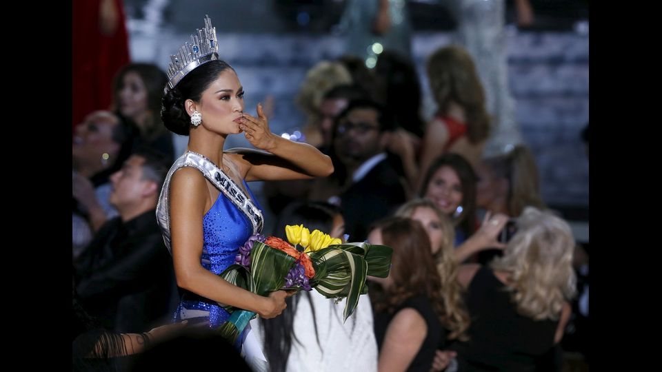 Miss Universo 2015 saluta e ringrazia dal palco lanciando un bacio al pubblico
