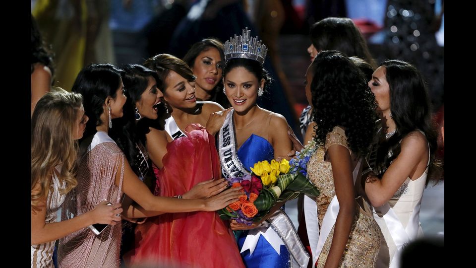 Pia Alonzo Wurtzbach, Miss Universo 2015, festeggia insieme alle altre partecipanti al concorso