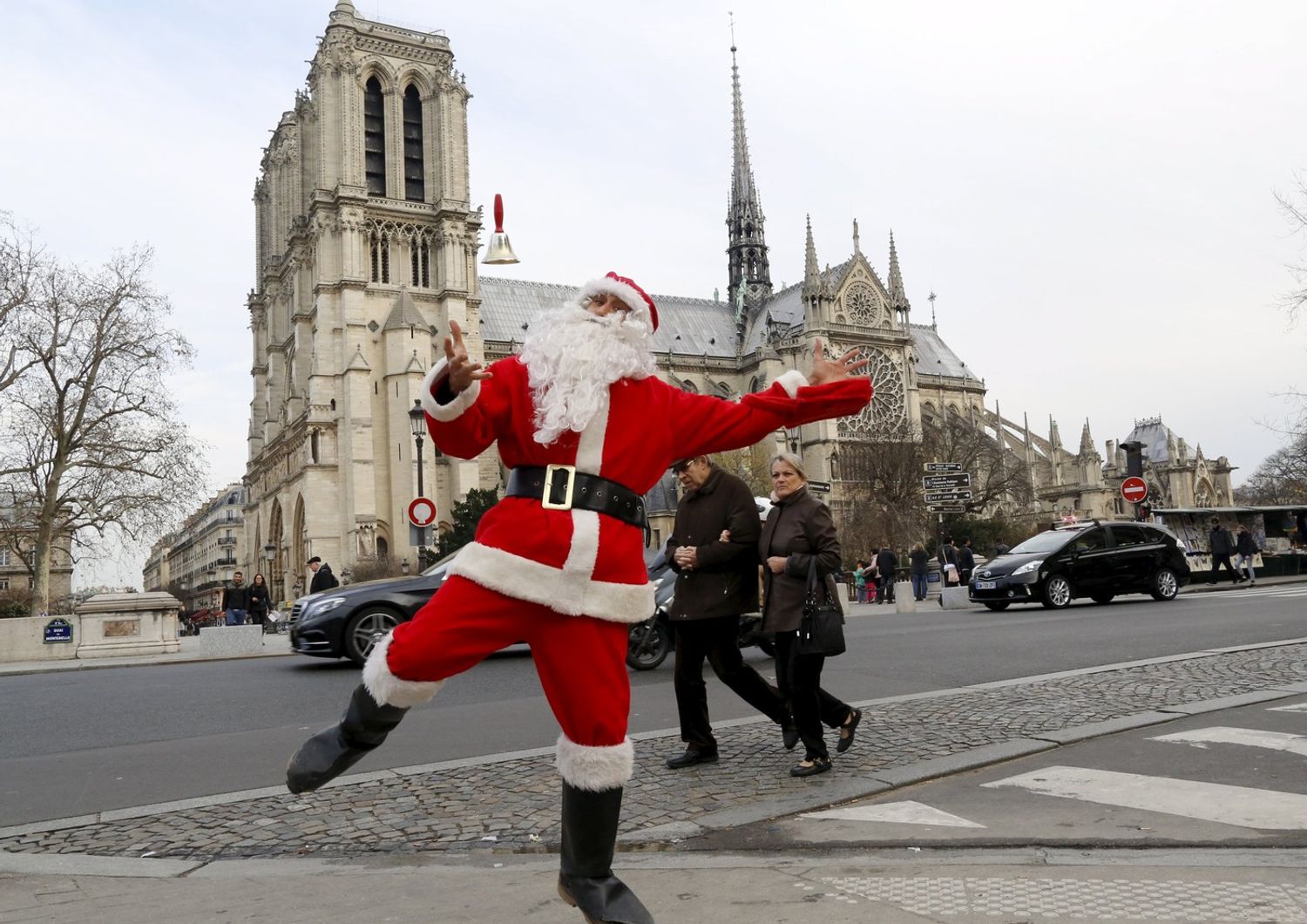 Natale, Babbo Natale a Parigi (Reuters)&nbsp;