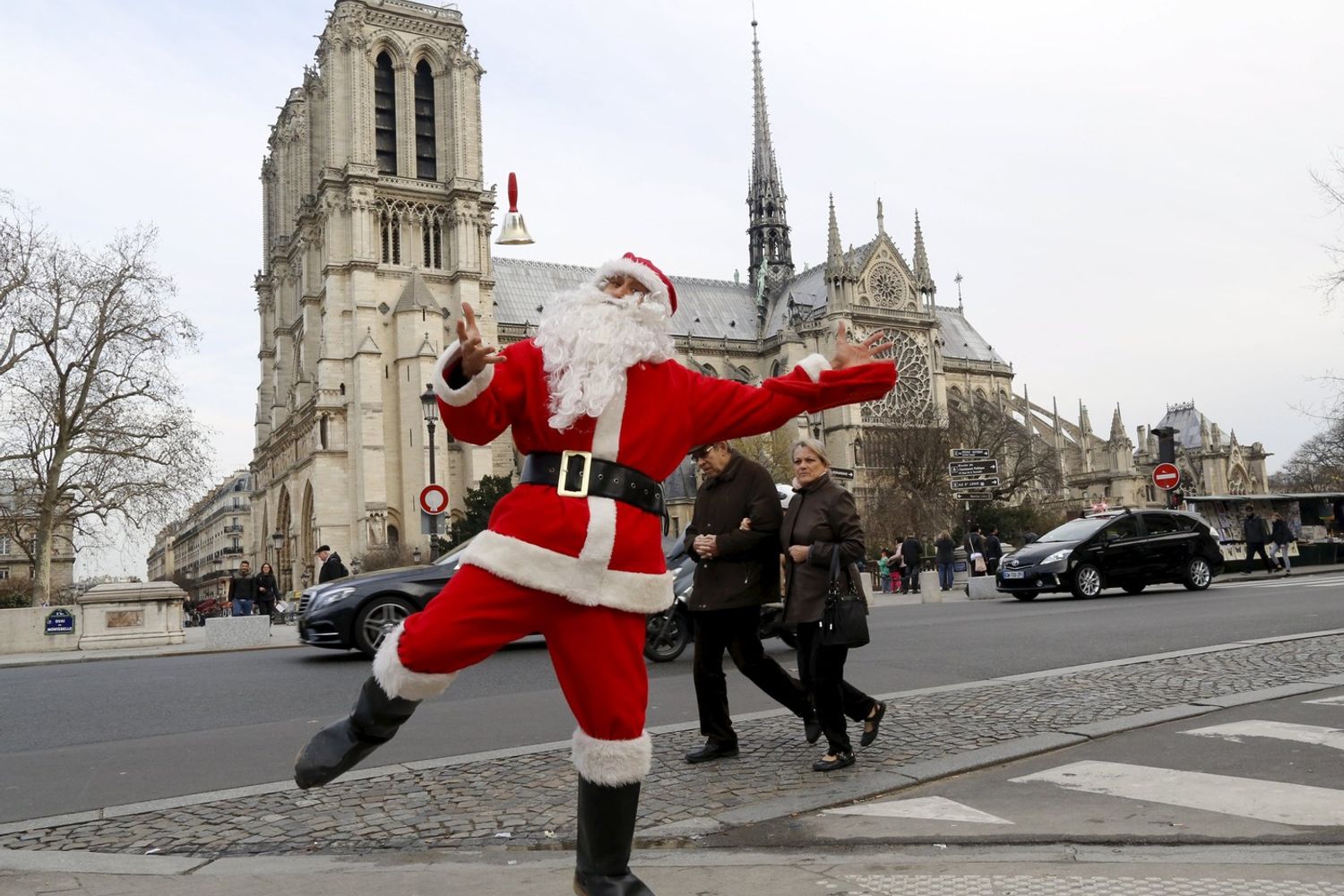 Natale, Babbo Natale a Parigi (Reuters)&nbsp;