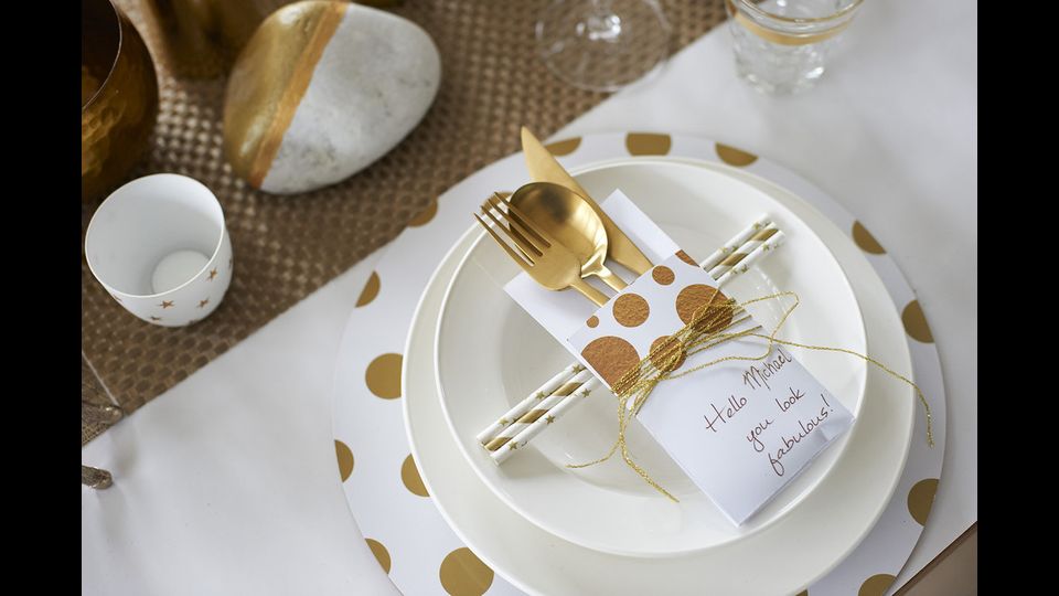 Fantasie alternative: scegliete i pois, ad esempio. Sono perfetti per dare un tocco moderno e sdrammatizzare la tavola.&nbsp;