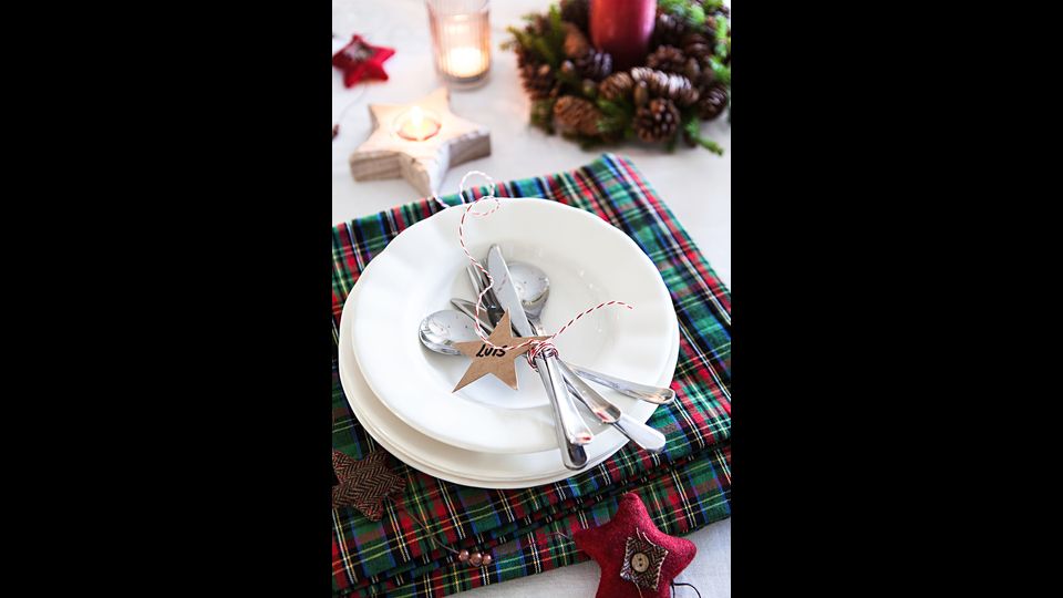 Tovaglia tartan: se utilizzate il classico servizio di piatti bianco, contrapponete una vivace tovaglia colorata. L&rsquo;ideale &egrave; una fantasia tartan che combini rosso e verde, due colori per eccellenza del Natale.&nbsp;