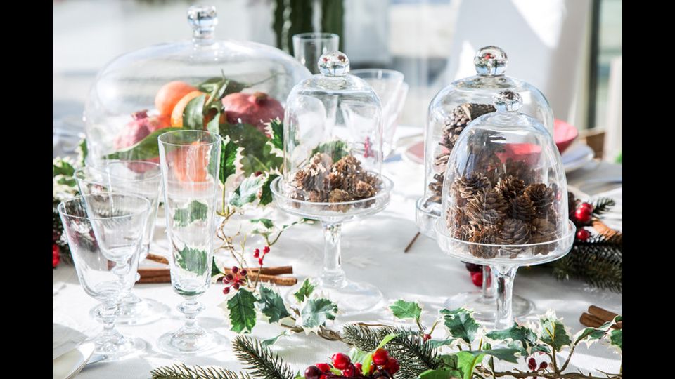 &nbsp;Campane di vetro: permettono di decorare la tavola anche quando lo spazio disponibile &egrave; poco. Molto eleganti, sono perfette con elementi stagionali all&rsquo;interno, come pigne e melagrane.