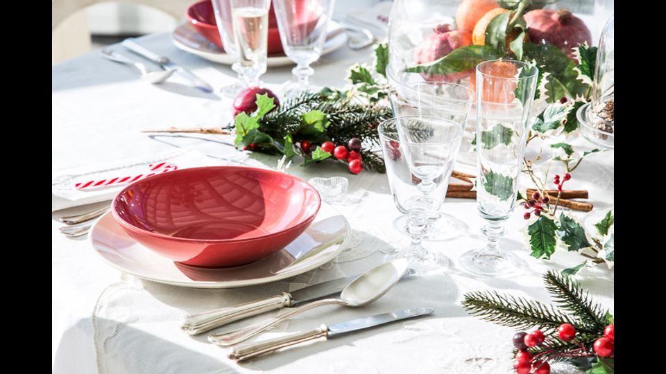 &ldquo;Realizzare una bella tavola per le feste non &egrave; difficile, basta rispettare la tradizione e avere buon gusto &quot;spiega all'Agi Margot Zanni, Style Director Dalani Home &amp; Living . Piatti colorati: mixate piatti dai colori diversi, scegliendo fra i colori delle feste. Ad esempio scegliete piatti piani bianchi e contrapponete piatti fondi rosso acceso. Il colpo d&rsquo;occhio &egrave; assicurato.