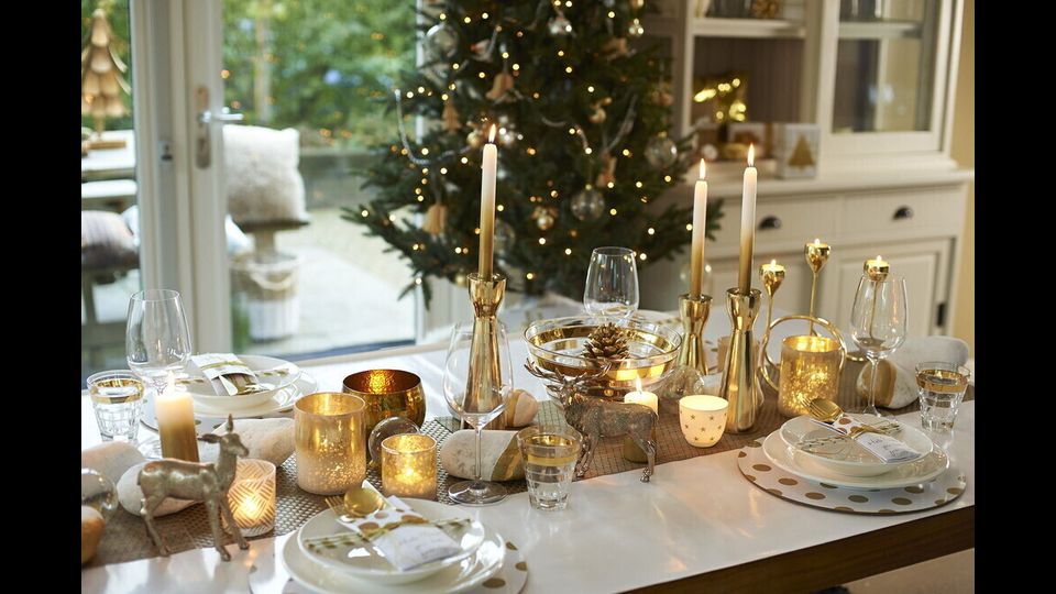 Bicchieri mix and match: combinare bicchieri di stili diversi &egrave; quasi una regola nella tavola delle feste. Bicchieri per l&rsquo;acqua e calici non possono mancare e, se disponibili, l&rsquo;ideale &egrave; avere anche dei flute per il brindisi.&nbsp;