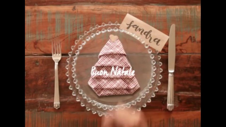 L&rsquo;arte del tovagliolo: il fai-da-te &egrave; il vero tocco da maestro per una tavola davvero originale. Un&rsquo;idea molto carina per piegare il tovagliolo a tema &egrave; questa del tutorial Dalani.