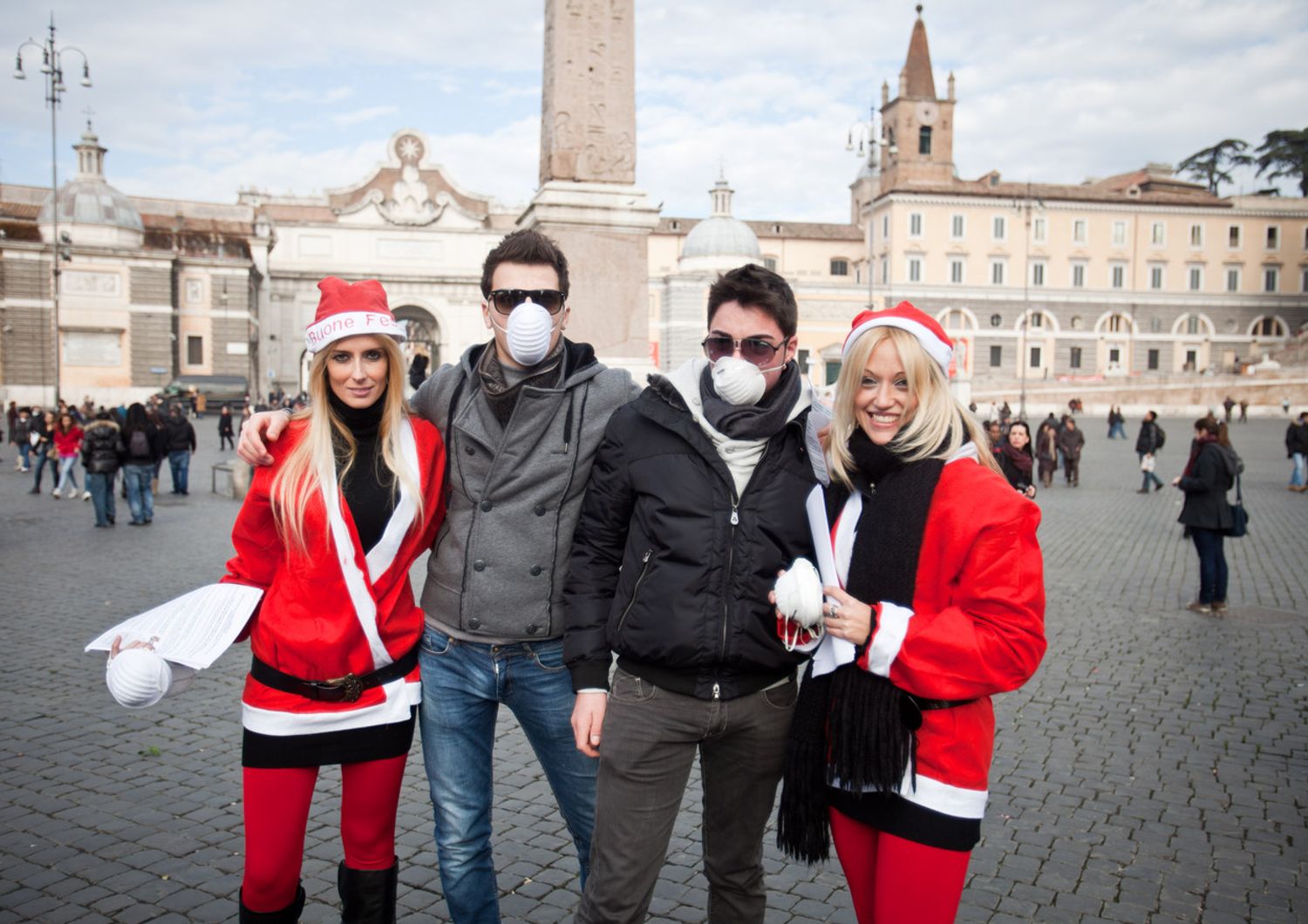 &nbsp;Smog, roma, mascherine anti-smog con i Babbi Natale