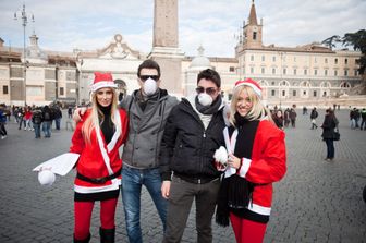 &nbsp;Smog, roma, mascherine anti-smog con i Babbi Natale