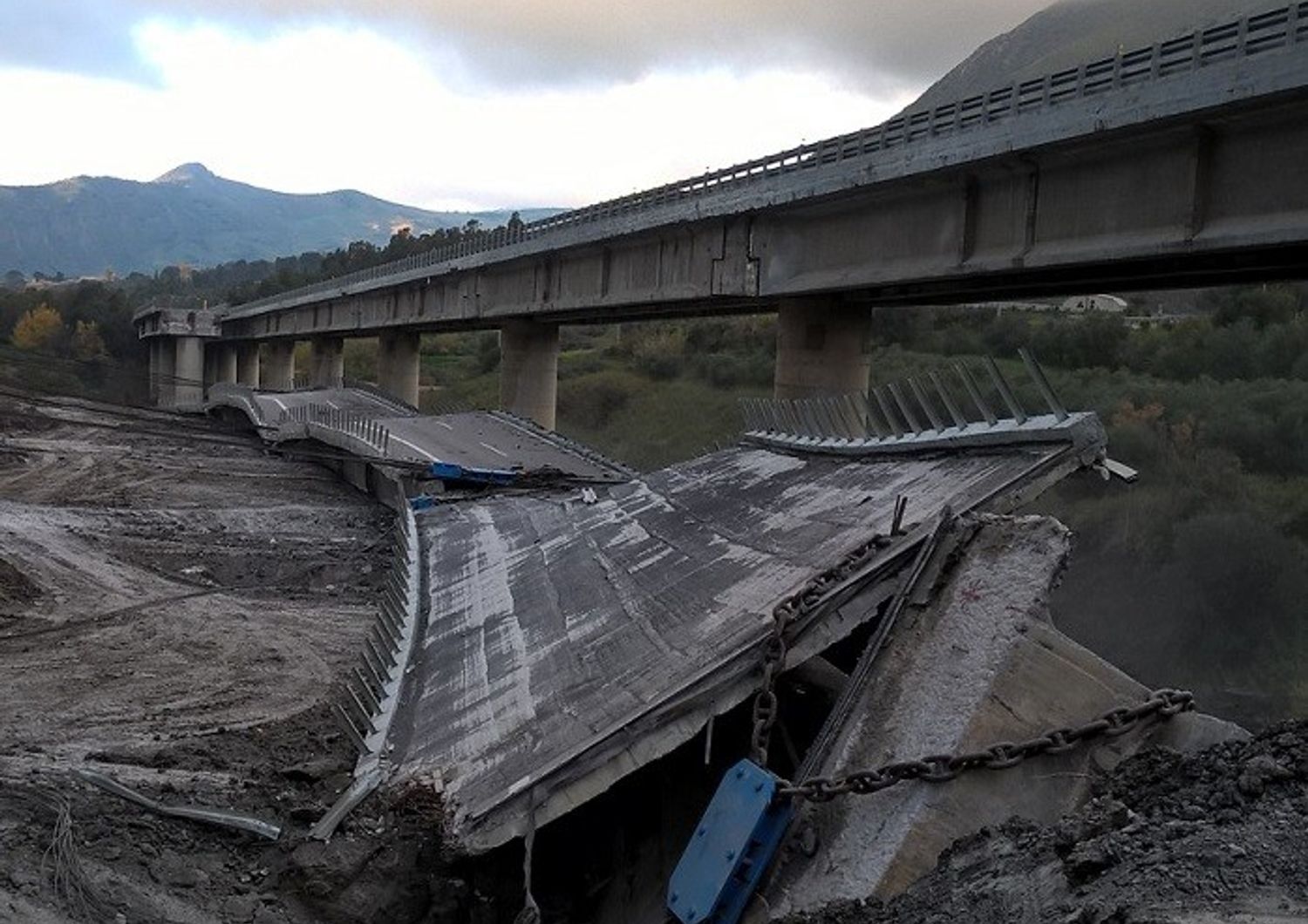 Viadotto Himera &ndash; demolito impalcato carreggiata direzione Catania