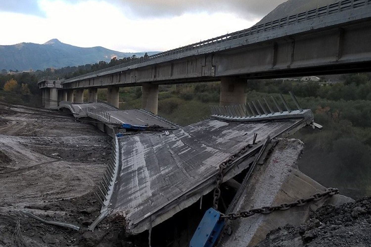 Viadotto Himera &ndash; demolito impalcato carreggiata direzione Catania