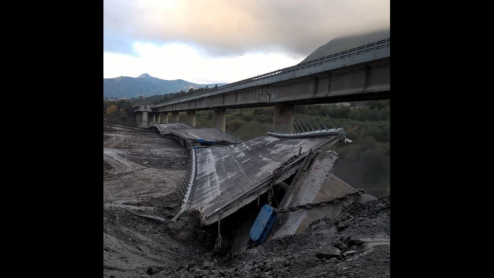 Viadotto Himera &ndash; demolito impalcato carreggiata direzione Catania