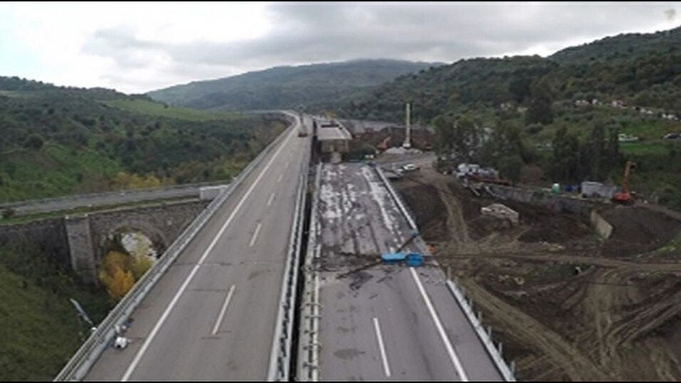 Operazioni di spostamento e raddrizzamento tramite tiraggio del viadotto