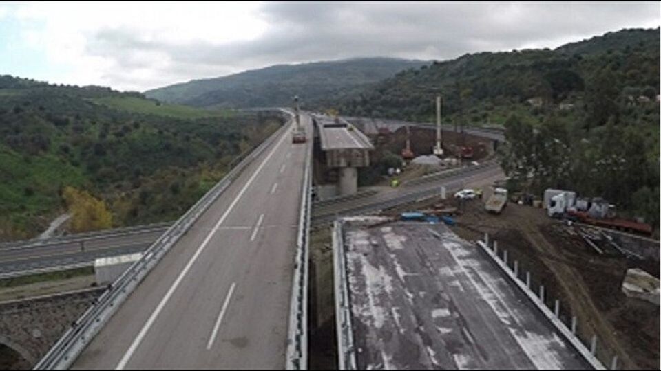 Operazioni di spostamento e raddrizzamento tramite tiraggio del viadotto