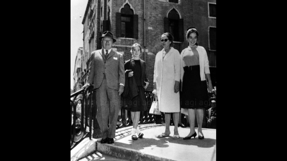 Charlie Chaplin a passeggio per Venezia con la moglie e due figlie, 16 maggio 1964