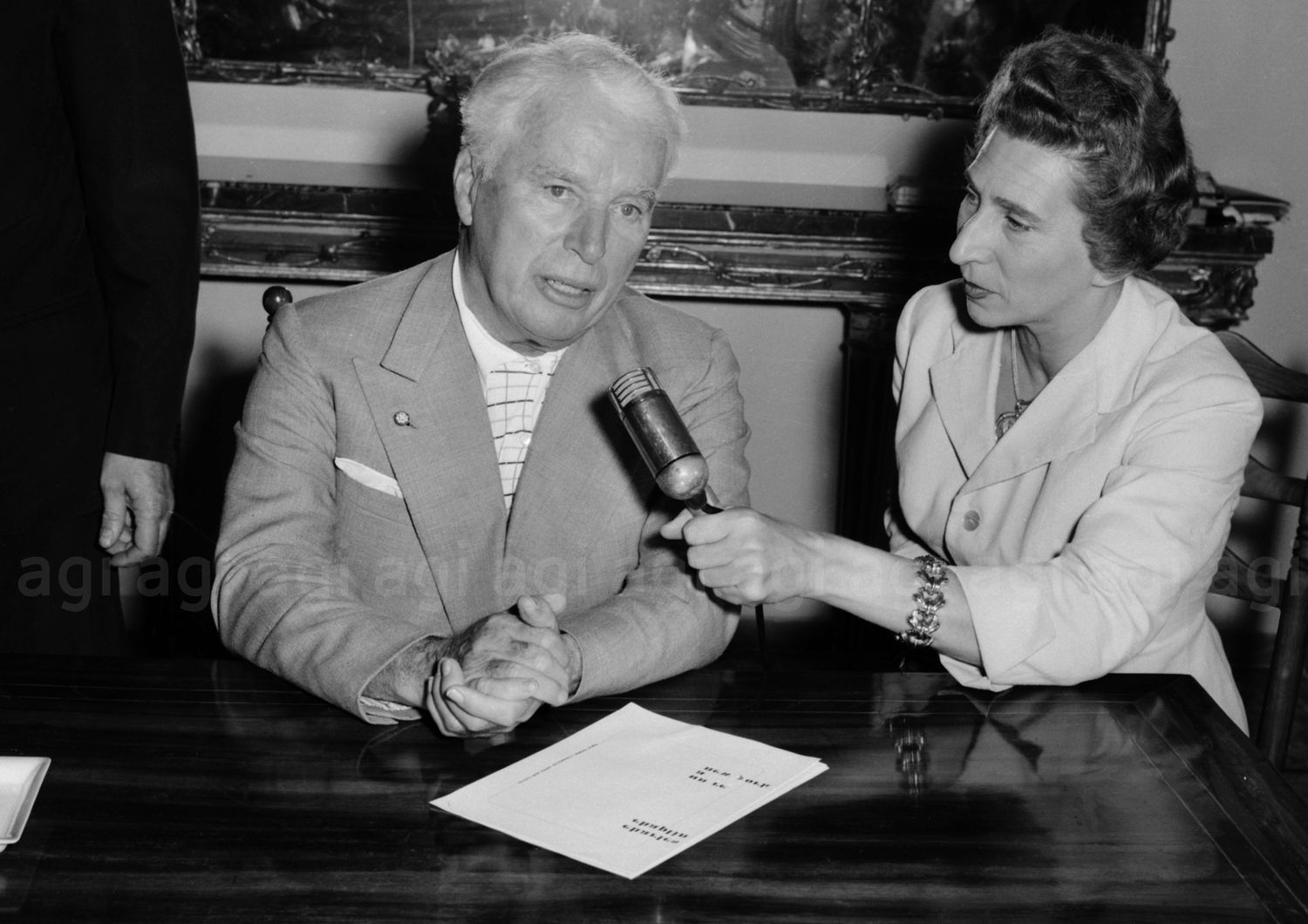 Charlie Chaplin durante un'intervista in Italia, settembre 1957