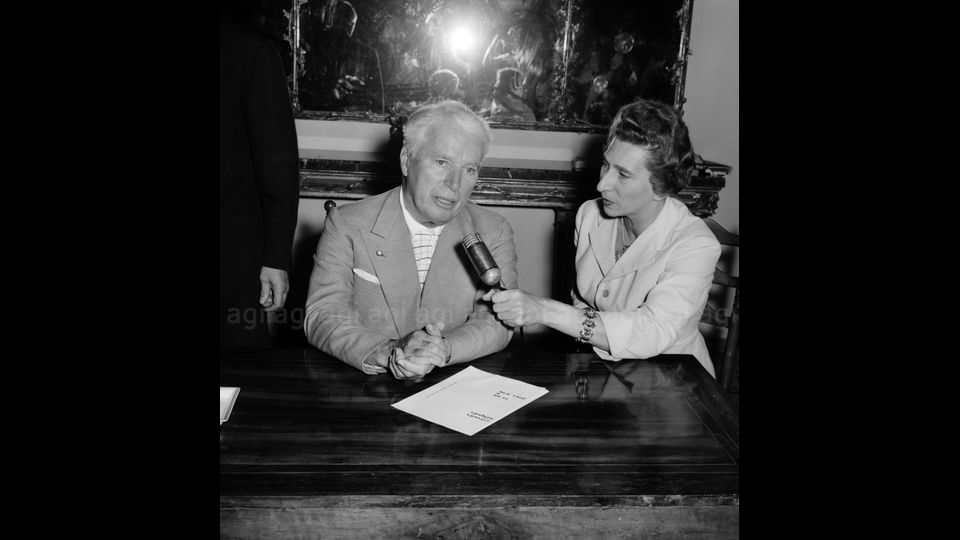 Charlie Chaplin durante un'intervista in Italia, settembre 1957