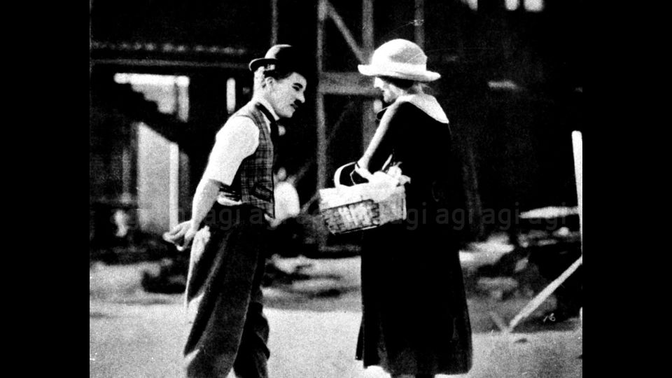 Charlie Chaplin ed Edna Purviance in 'Giorno di paga' 1922