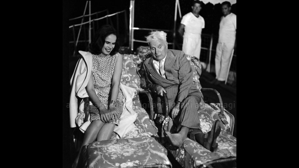 Charlie Chaplin insieme alla moglie a Ischia, settembre 1957
