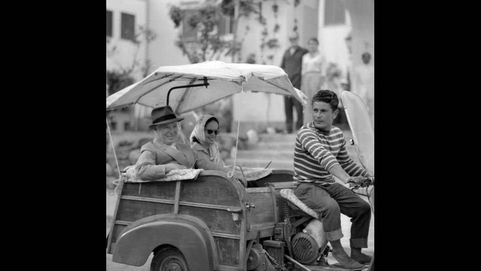 Charlie Chaplin insieme alla moglie in giro per Capri, 27 settembre 1957