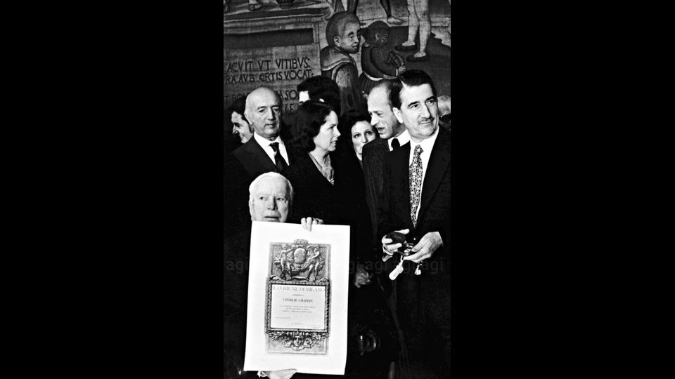 Charlie Chaplin riceve la cittadinanza onoraria dal sindaco di Milano Aldo Aniasi, 24 febbraio 1972