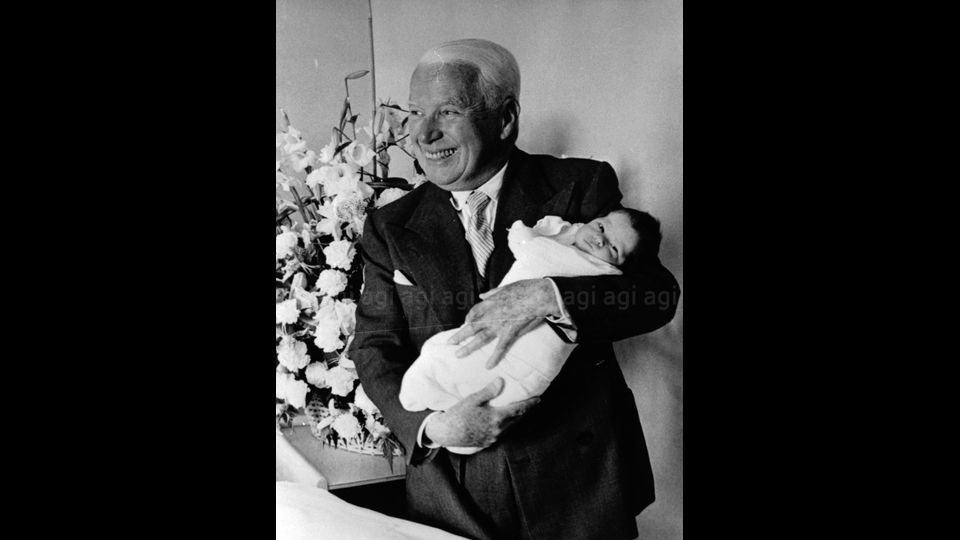Charlie Chaplin tiene in braccio il suo decimo figlio, Christopher 8 luglio 1962