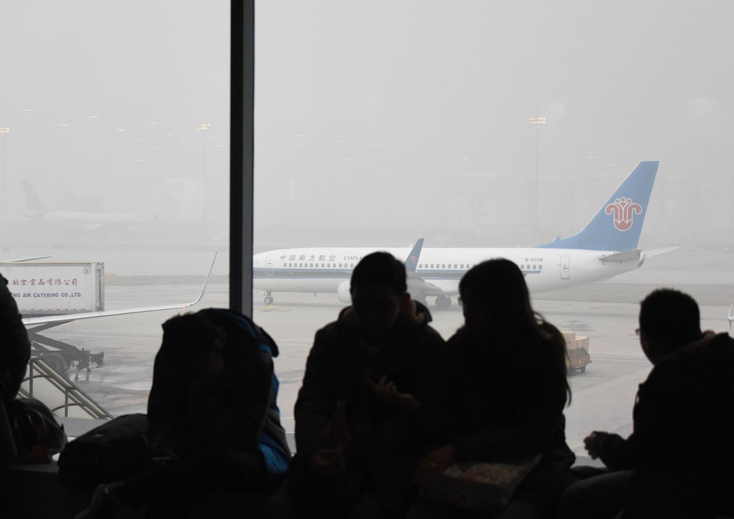 Un bianco Natale di smog a Pechino, annullati 500 voli