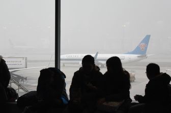 Un bianco Natale di smog a Pechino, annullati 500 voli