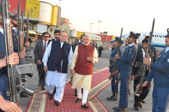 &nbsp;India-Pakistan, incontro tra Modi e Sharif (Reuters)