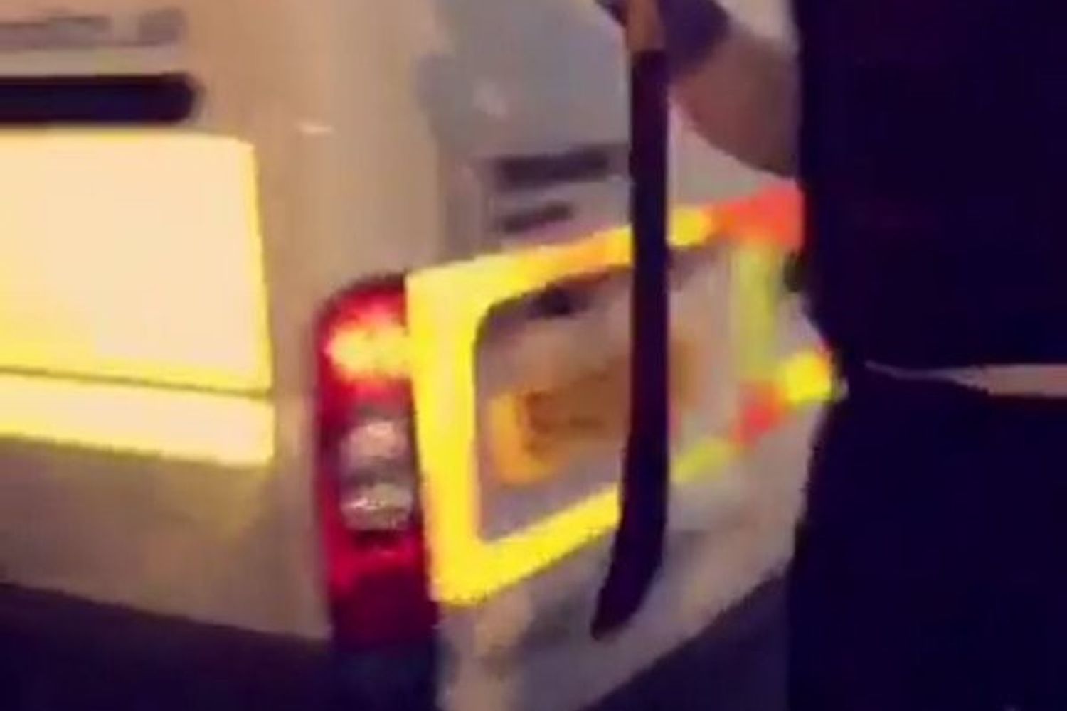 uomo con macete Bromley centro commerciale (twitter)&nbsp;