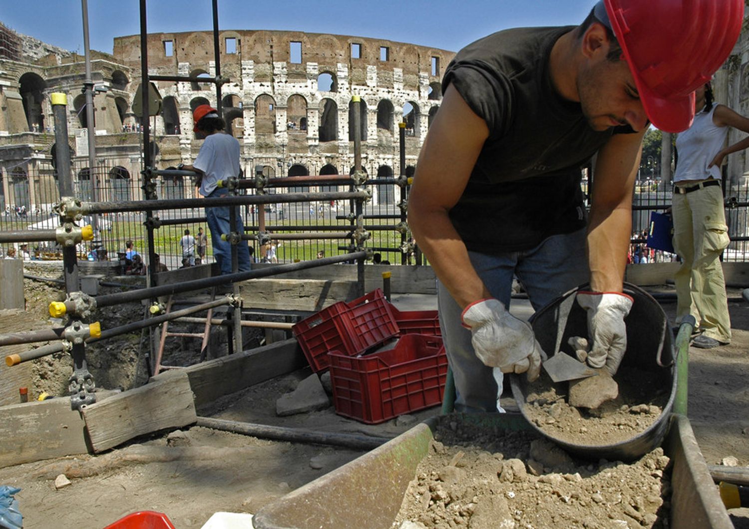 Operai al lavoro davanti al Colosseo (Agf)&nbsp;