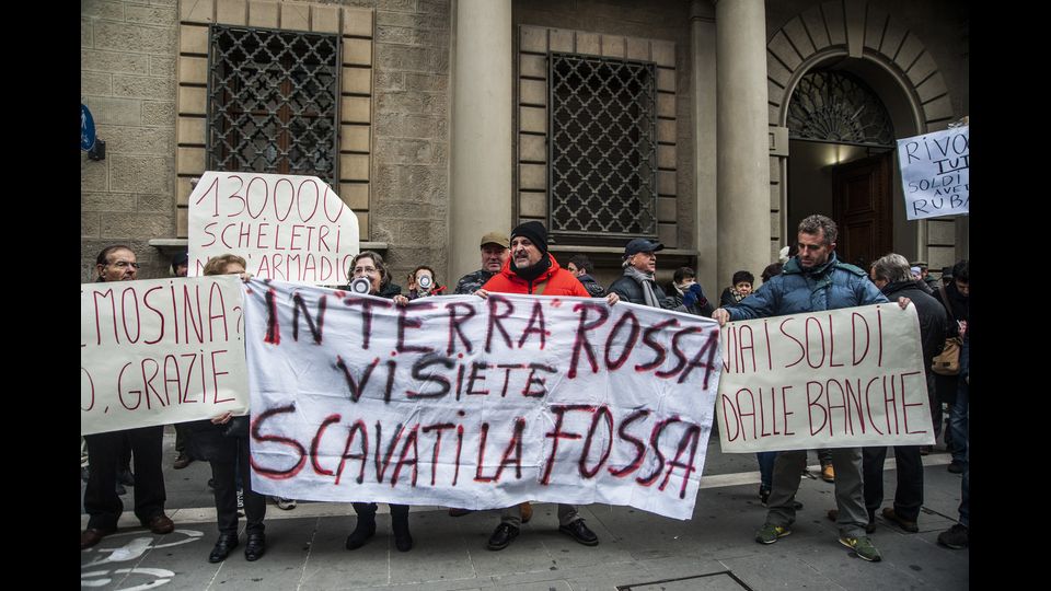 Presidio dei risparmiatori di fronte la sede generale Banca Popolare dell'Etruria ad Arezzo, organizzata dall'Associazione Vittime del Salva-Banche&nbsp;