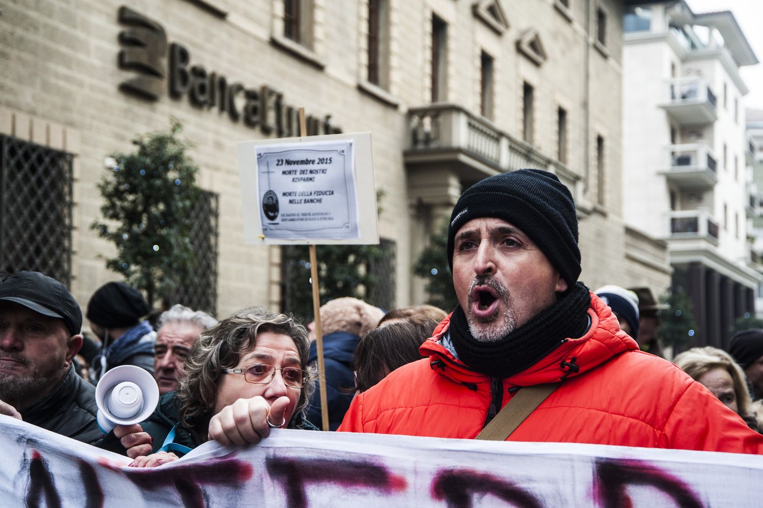 Presidio dei risparmiatori di fronte la sede generale Banca Popolare dell'Etruria ad Arezzo, organizzata dall'Associazione Vittime del Salva-Banche&nbsp;
