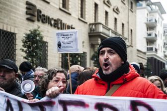 Presidio dei risparmiatori di fronte la sede generale Banca Popolare dell'Etruria ad Arezzo, organizzata dall'Associazione Vittime del Salva-Banche&nbsp;
