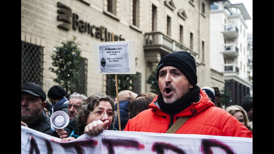 Presidio dei risparmiatori di fronte la sede generale Banca Popolare dell'Etruria ad Arezzo, organizzata dall'Associazione Vittime del Salva-Banche&nbsp;