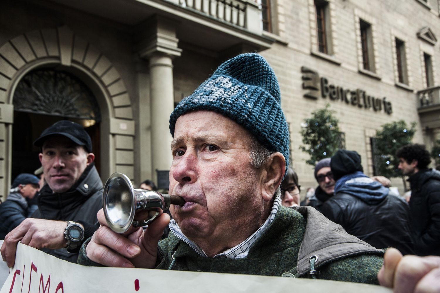 Presidio dei risparmiatori di fronte la sede generale Banca Popolare dell'Etruria ad Arezzo, organizzata dall'Associazione Vittime del Salva-Banche&nbsp;