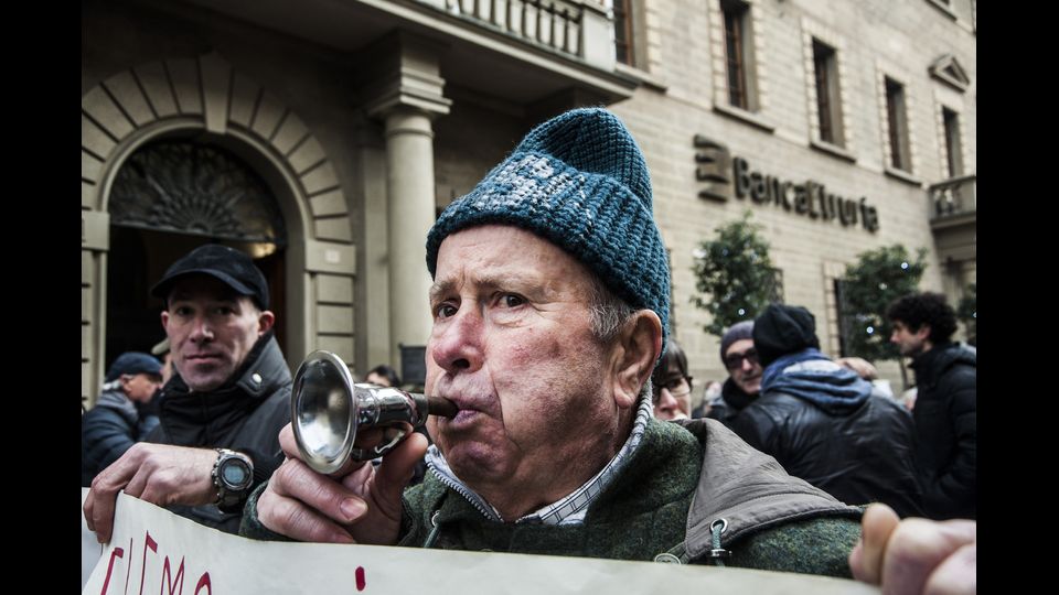 Presidio dei risparmiatori di fronte la sede generale Banca Popolare dell'Etruria ad Arezzo, organizzata dall'Associazione Vittime del Salva-Banche&nbsp;