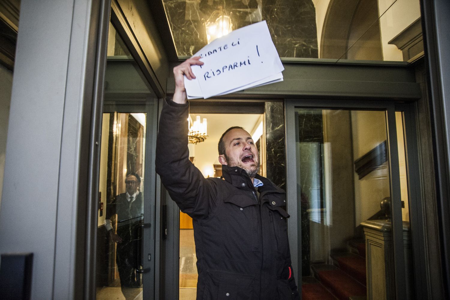 Presidio dei risparmiatori di fronte la sede generale Banca Popolare dell'Etruria ad Arezzo, organizzata dall'Associazione Vittime del Salva-Banche&nbsp;