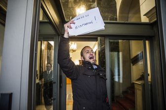 Presidio dei risparmiatori di fronte la sede generale Banca Popolare dell'Etruria ad Arezzo, organizzata dall'Associazione Vittime del Salva-Banche&nbsp;
