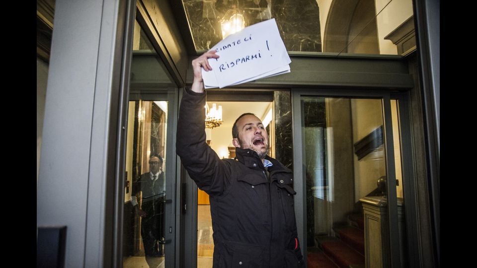 Presidio dei risparmiatori di fronte la sede generale Banca Popolare dell'Etruria ad Arezzo, organizzata dall'Associazione Vittime del Salva-Banche&nbsp;