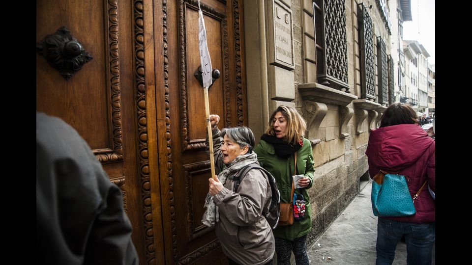 Presidio dei risparmiatori di fronte la sede generale Banca Popolare dell'Etruria ad Arezzo, organizzata dall'Associazione Vittime del Salva-Banche&nbsp;