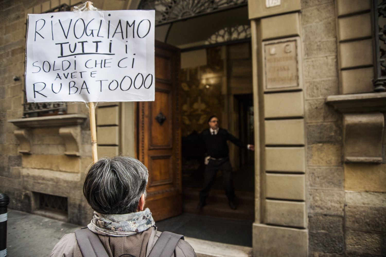 Presidio dei risparmiatori di fronte la sede generale Banca Popolare dell'Etruria ad Arezzo, organizzata dall'Associazione Vittime del Salva-Banche&nbsp;