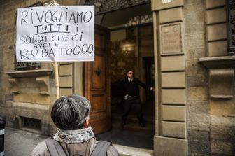 Presidio dei risparmiatori di fronte la sede generale Banca Popolare dell'Etruria ad Arezzo, organizzata dall'Associazione Vittime del Salva-Banche&nbsp;